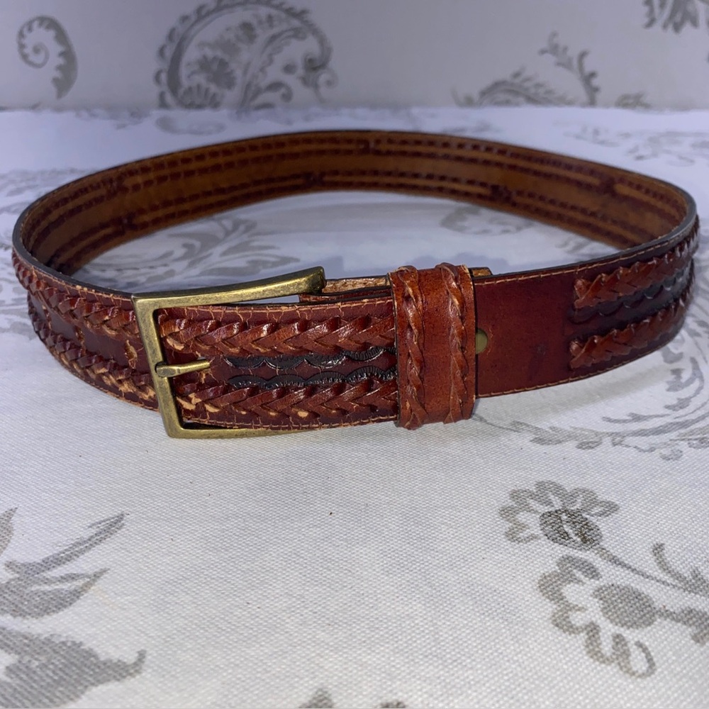 Vintage tooled Belt Cowhide Leather Hand
Laced Bonded Made In‎ Haiti Size 30